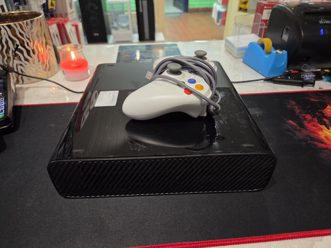 Xbox 360 E Konzola /1 Bezicni Dzojstik/3 Igrice/ Svi Kablovi