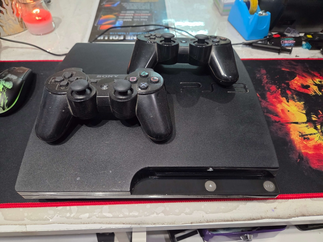 Playstation 3 Slim/ Cipovan/2 Dzojstika/14 Igrica