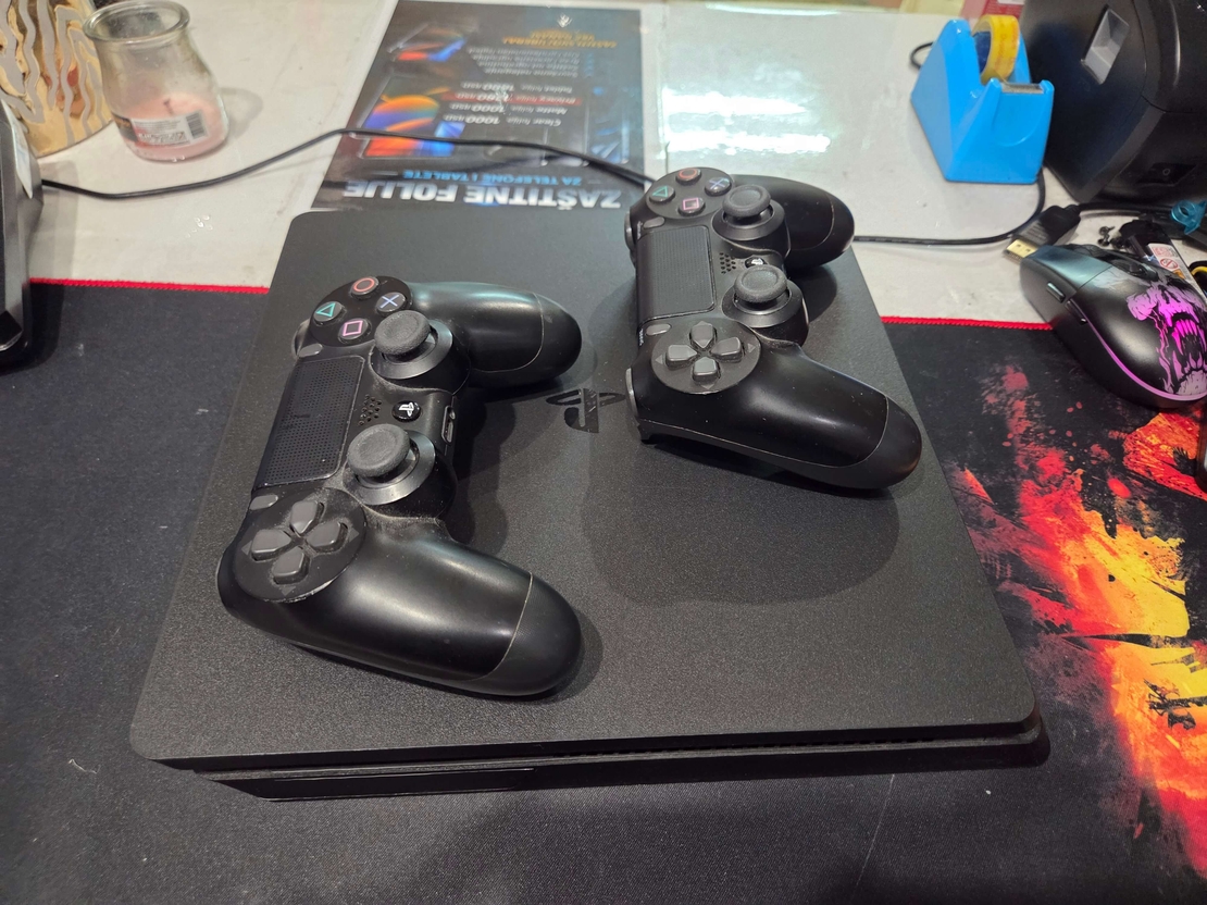 Odlična, Ispravna Playstation 4 Slim Konzola. Konzola nije čipovana, mogu se igrati samo originalne igrice sa DVD Diskova. Konzola je očišćena od prašine i zamenjena je termalna pasta i potpuno je spremna za novog kotisnika. Uz konzolu idu Dva Bežična Dzo