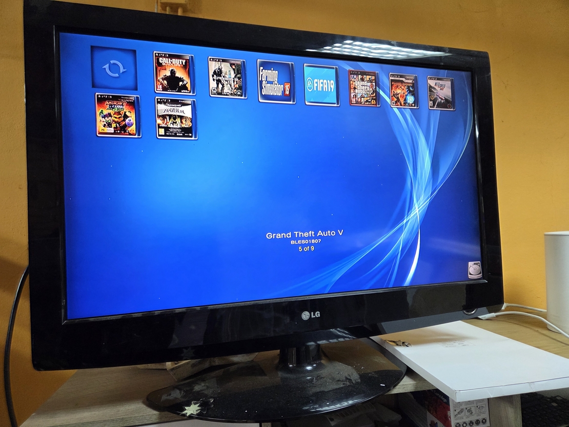 Playstation 3 Slim/ Cipovan/2 Dzojstika/12 Igrica