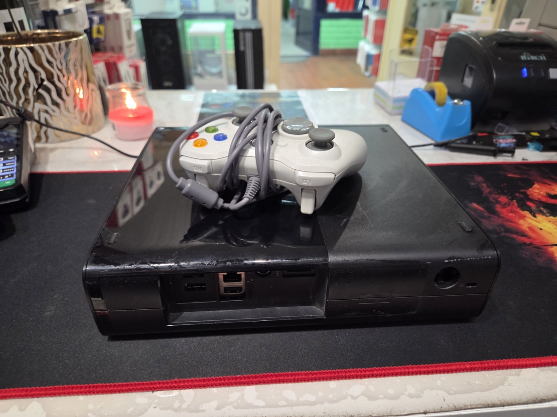 Xbox 360 E Konzola /1 Bezicni Dzojstik/3 Igrice/ Svi Kablovi