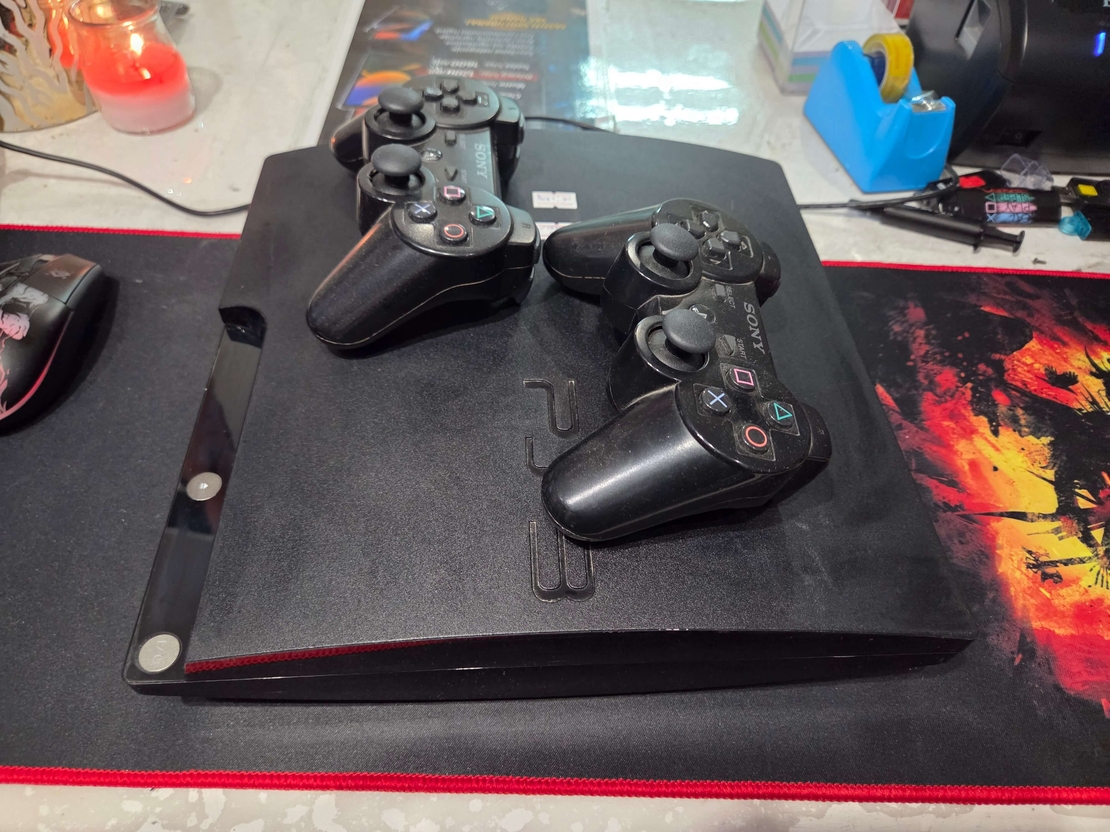Playstation 3 Slim/ Cipovan/2 Dzojstika/14 Igrica