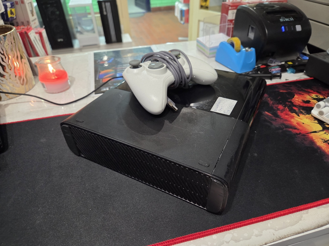 Xbox 360 E Konzola /1 Bezicni Dzojstik/3 Igrice/ Svi Kablovi