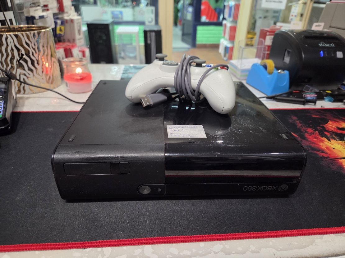 Xbox 360 E Konzola /1 Bezicni Dzojstik/3 Igrice/ Svi Kablovi