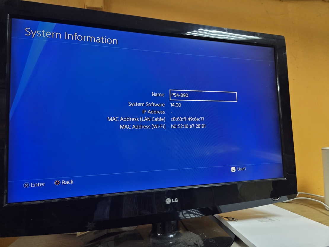 Odlična, Ispravna Playstation 4 Slim Konzola. Konzola nije čipovana, mogu se igrati samo originalne igrice sa DVD Diskova. Konzola je očišćena od prašine i zamenjena je termalna pasta i potpuno je spremna za novog kotisnika. Uz konzolu idu Dva Bežična Dzo