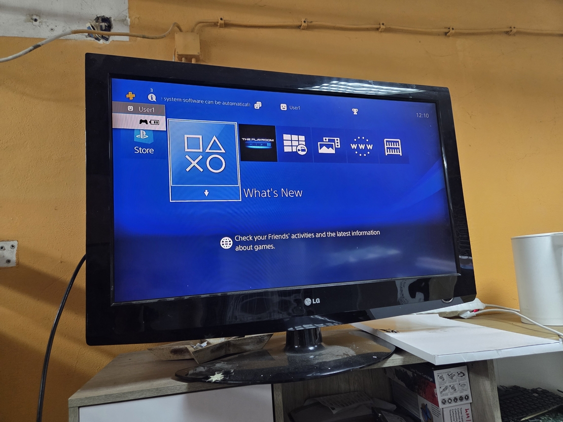 Odlična, Ispravna Playstation 4 Slim Konzola. Konzola nije čipovana, mogu se igrati samo originalne igrice sa DVD Diskova. Konzola je očišćena od prašine i zamenjena je termalna pasta i potpuno je spremna za novog kotisnika. Uz konzolu idu Dva Bežična Dzo