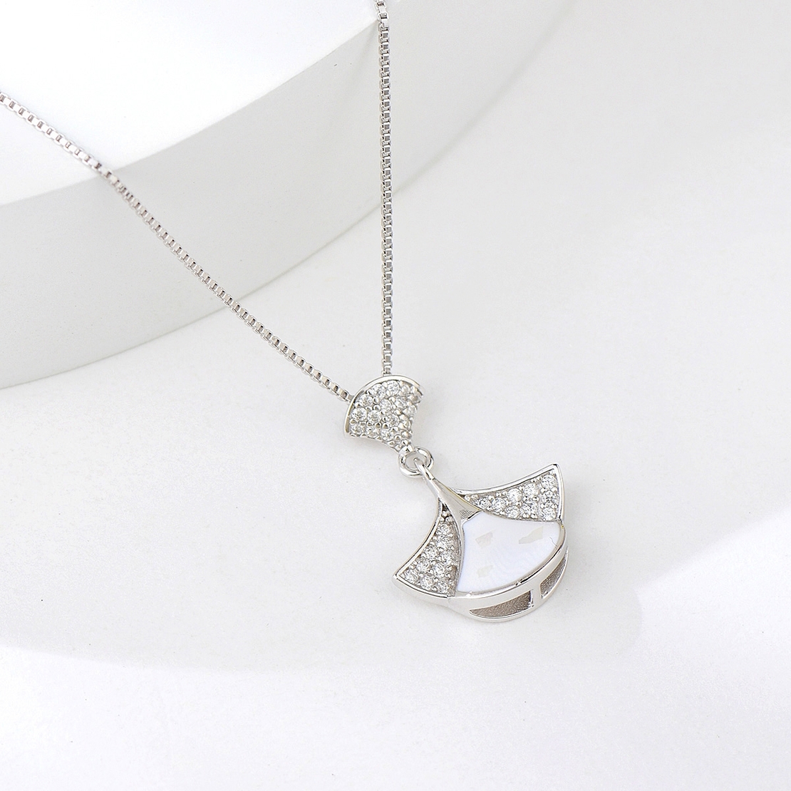 Сребърно колие абстракция със седеф | колекция Delicate Silver