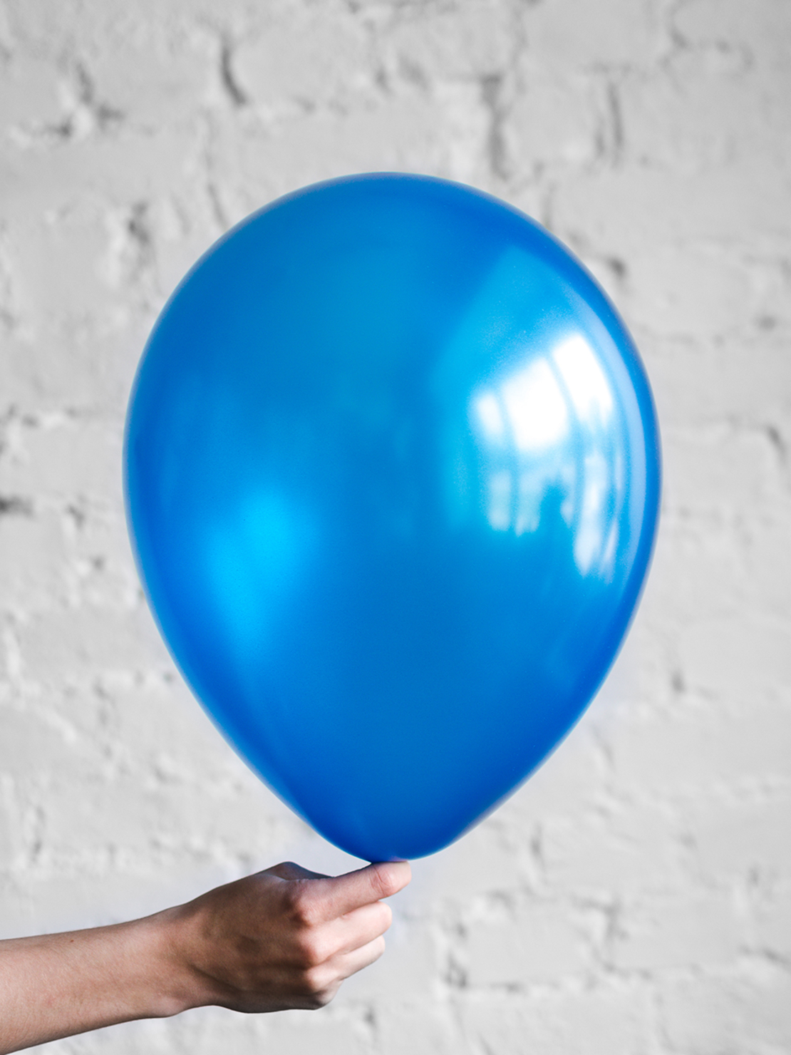 Голубому воздушному шару. Шар синий латексный Белбал хром. Воздушный шар. Синий воздушный шар. Шар синий металлик.