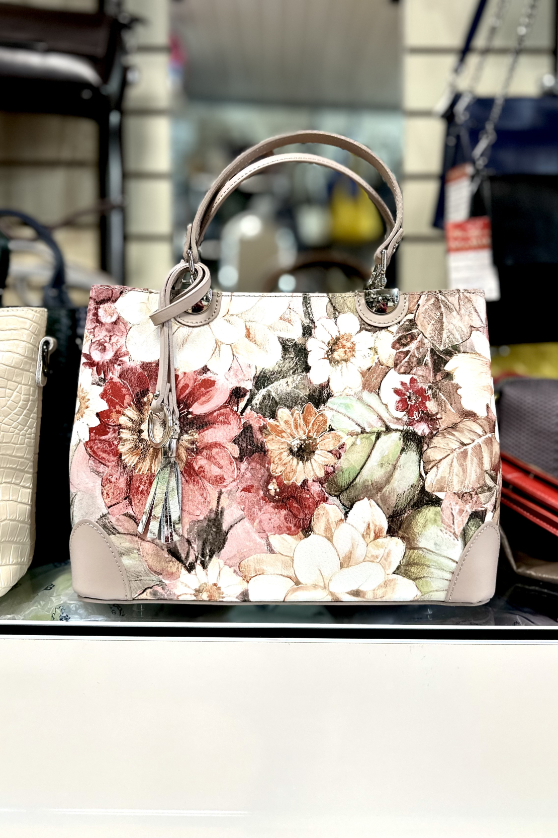 Купить итальянскую бежевую женскую сумочку формованную с узором флора с  доставкой на дом недорого | Marie bags store