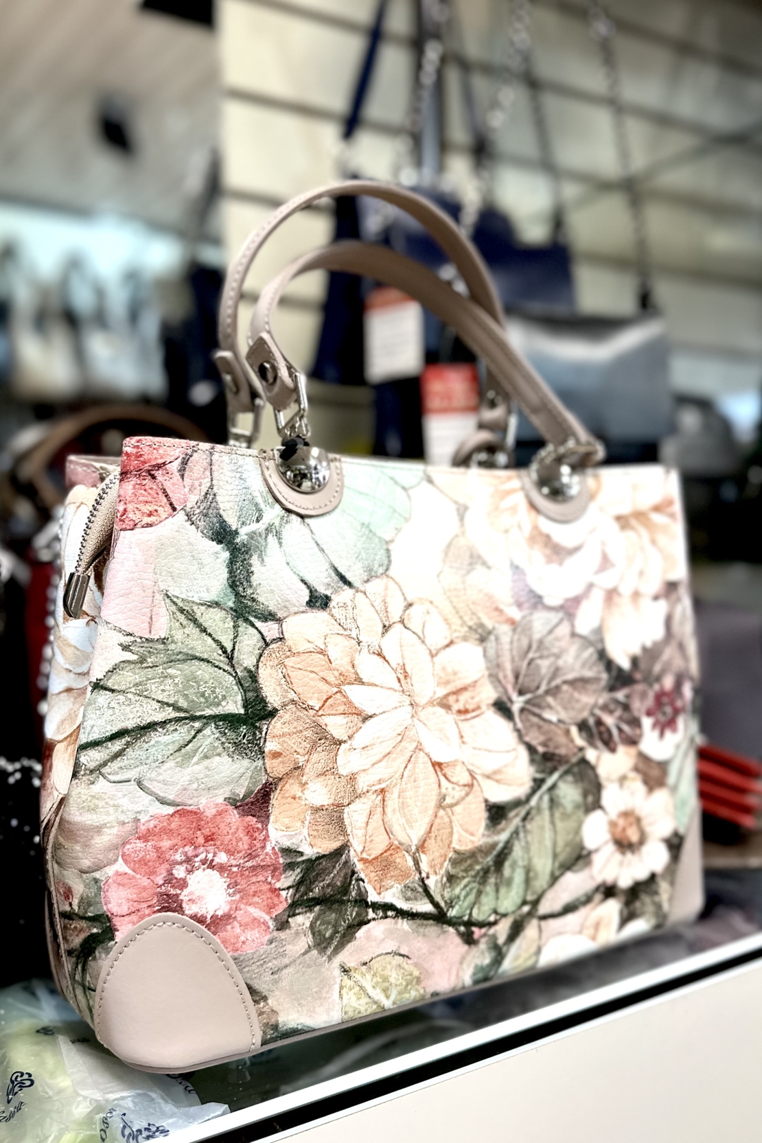 Купить итальянскую бежевую женскую сумочку формованную с узором флора с  доставкой на дом недорого | Marie bags store