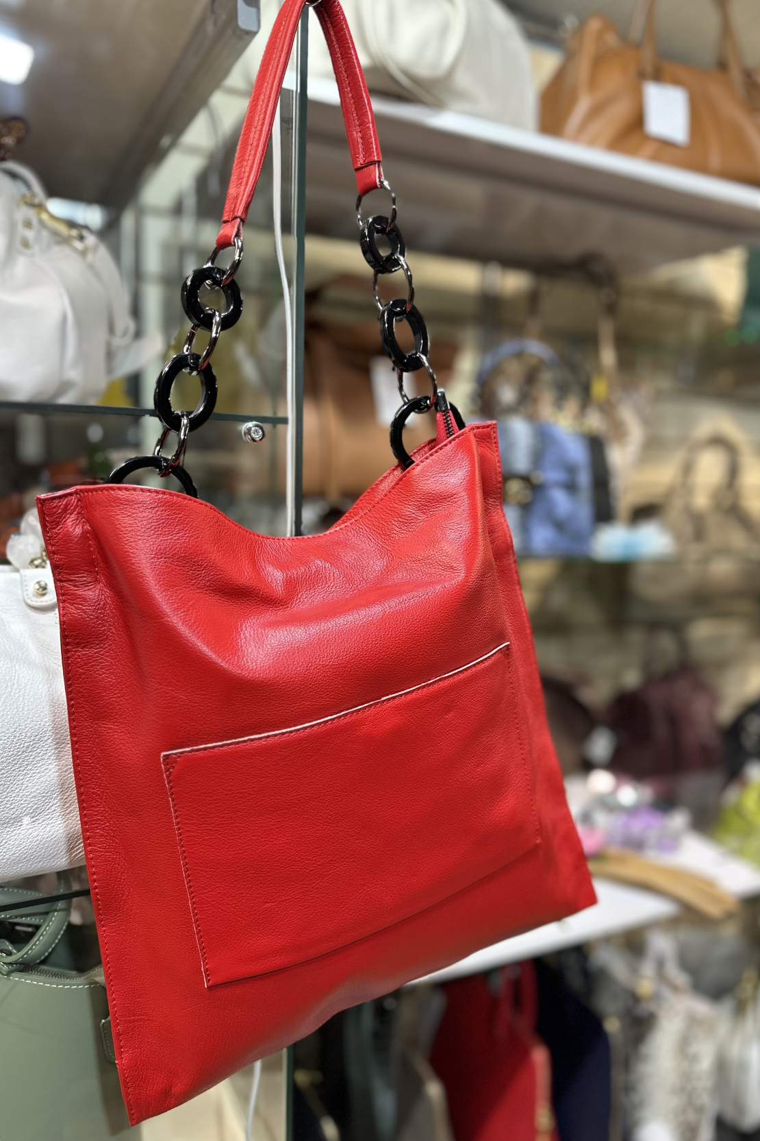 красную сумку в магазине