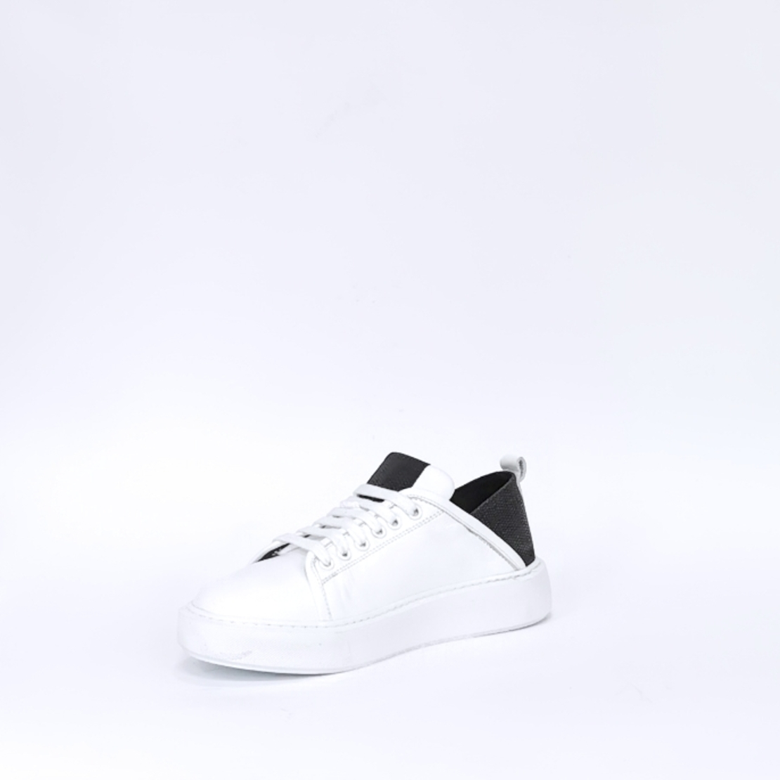 Women's sneaker made of natural leather in white color with anatomical insole/72100