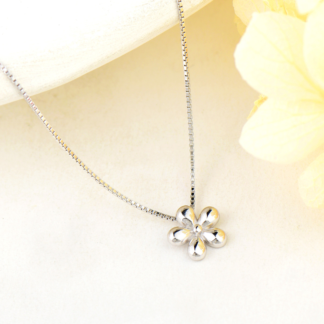 FLOWER SILVER NECKLACE