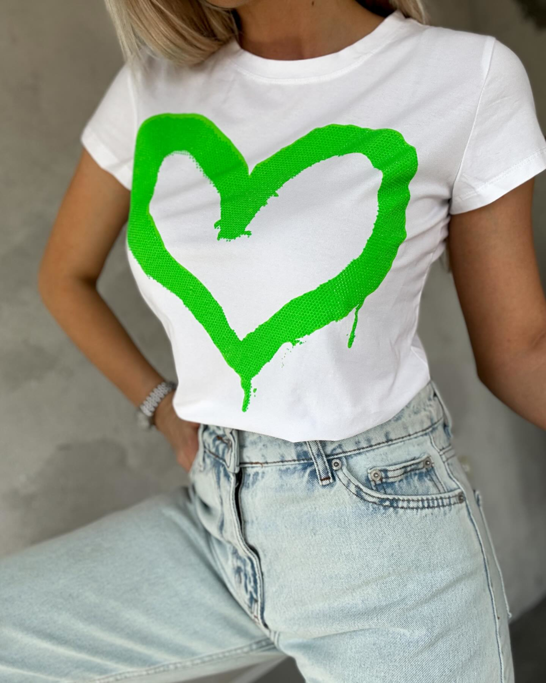 Тениска със зелено сърце неон