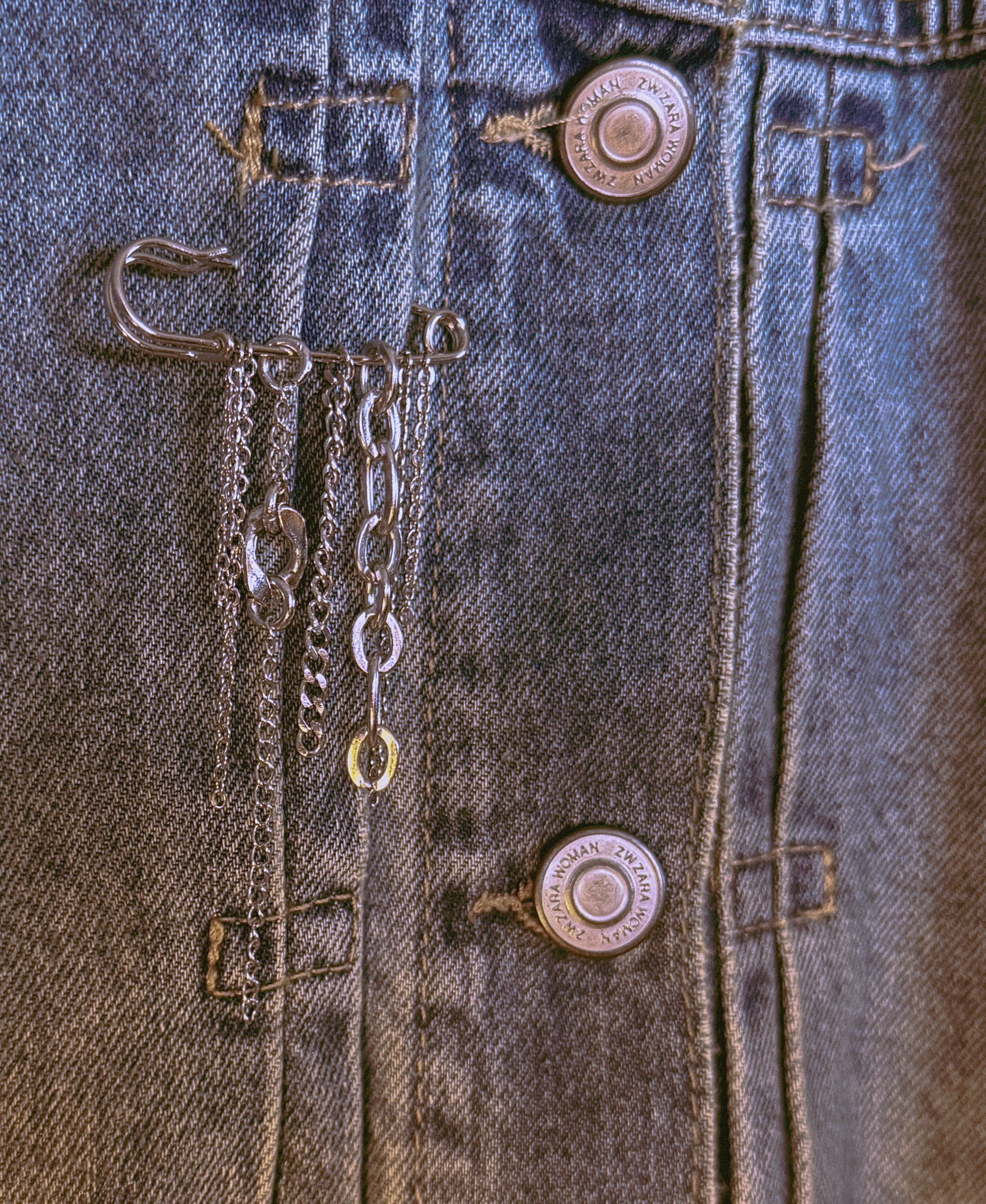Grunge-inspired chain brooch