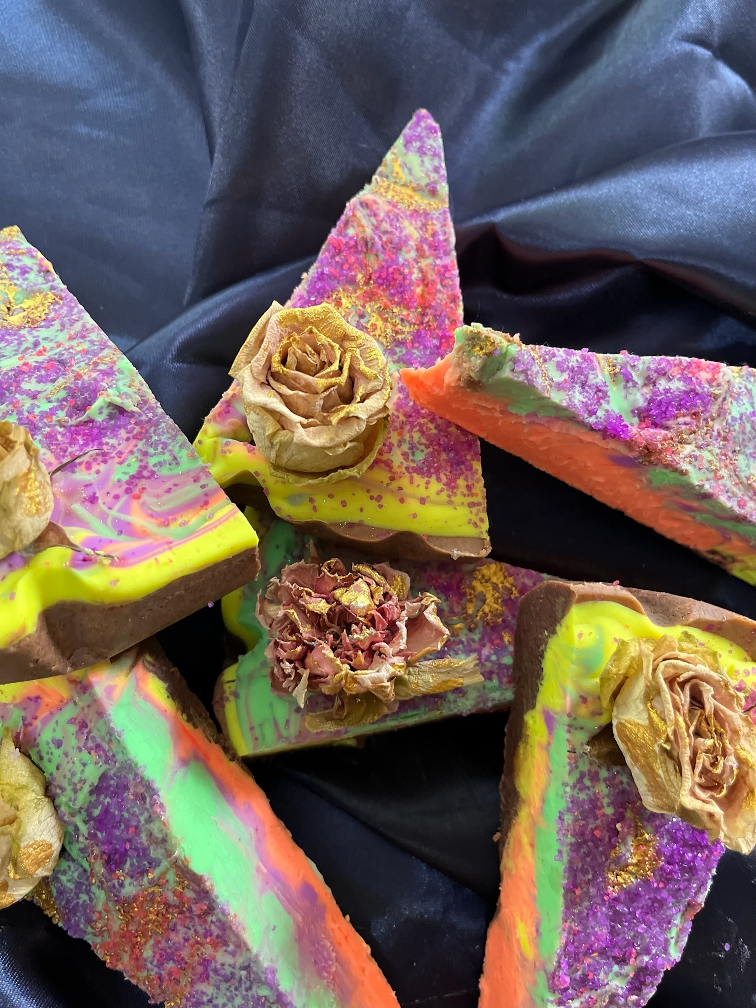 Поради натуралните си съставки, ръчно изработените сапуни са по-