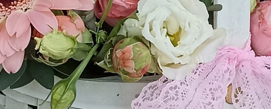 Цветы в корзине